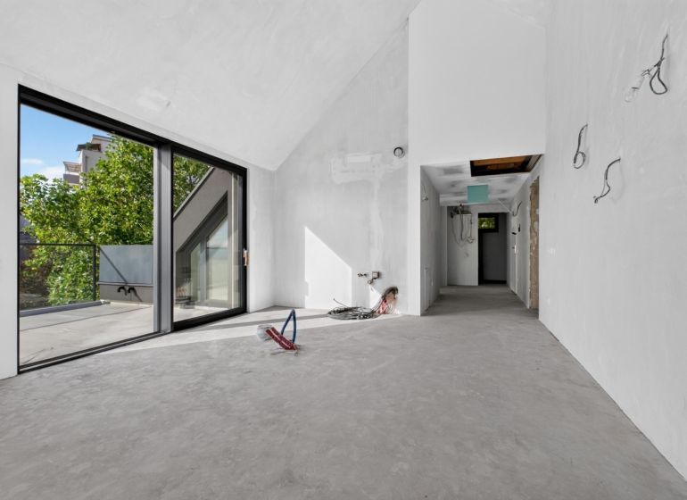 Unfinished room in a 5 or more bedroom apartment with large windows and a view of the terrace.