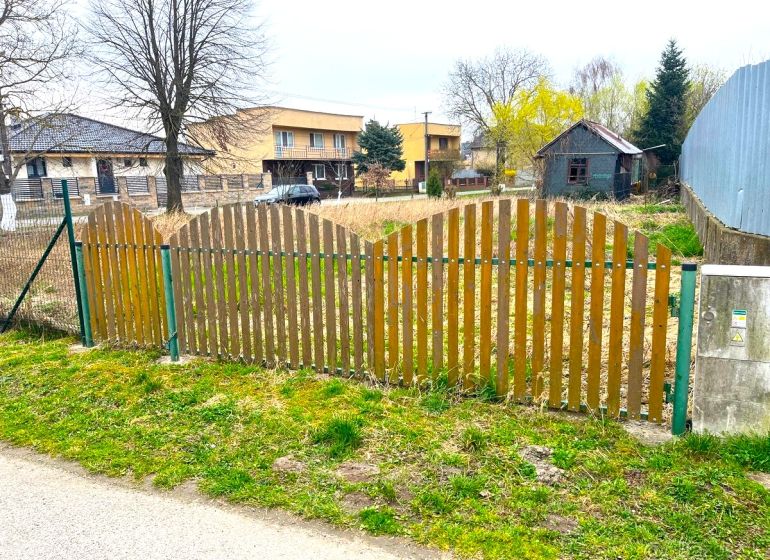Plot made of wooden slats on a residential property on Jarková Street, Šaca.
