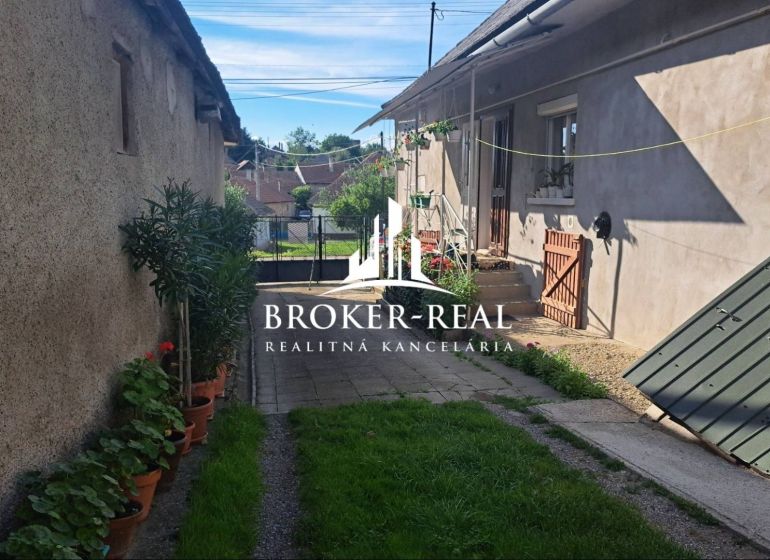 A family house in Gönc with a yard, flower pots, and a lawn offers a peaceful atmosphere.