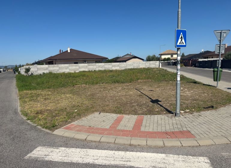 Building plot in Most pri Bratislave, corner parcel with marked passage.