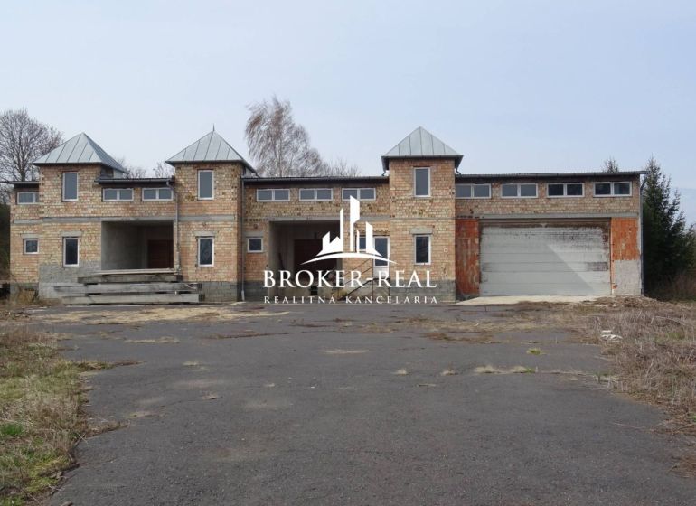 An unfinished building in the Méra area with storage and production spaces, without exterior finishing.