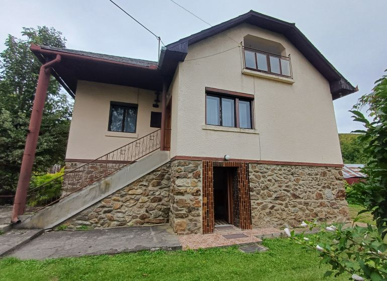 A family house in Drnava with a staircase, stone details, and greenery in the surroundings.