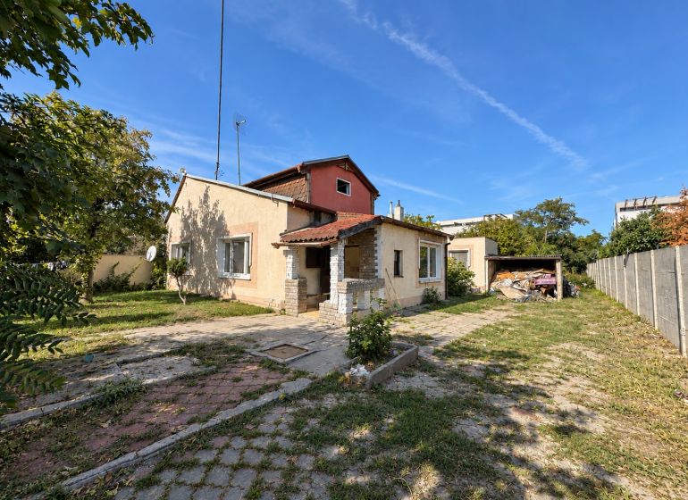 Family house with a large yard on Hlavná Street in Dunajská Lužná, Residential plots.