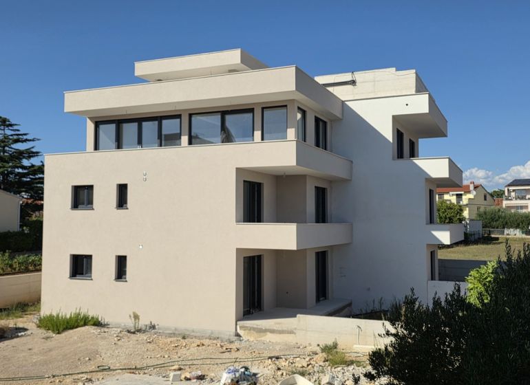 A three-story building with terraces in the town of Sukošan includes a three-room apartment.