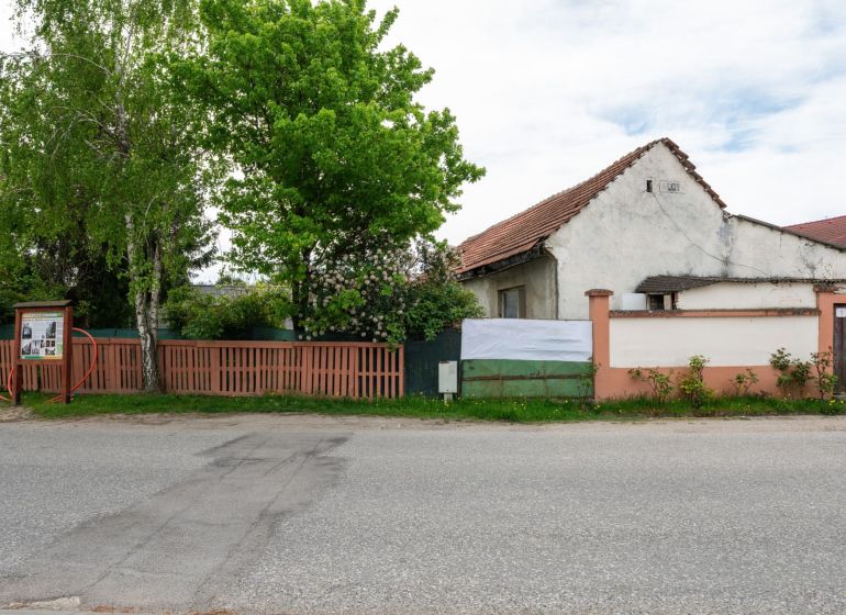 House on Kováčska Street in Dunajská Lužná with land - living, fencing, and greenery.
