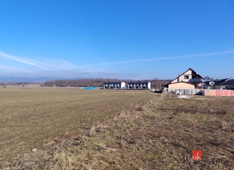 The vast fields in Šarišské Michaľany offer plots for living with a view of the mountains.