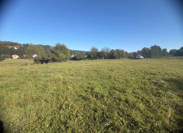 Green meadows in Podvysoká for residential plots with views of the surrounding landscape.