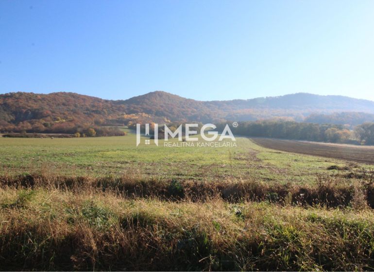 Autumn landscape near Jasenov, ideal for residential plots with a beautiful view.