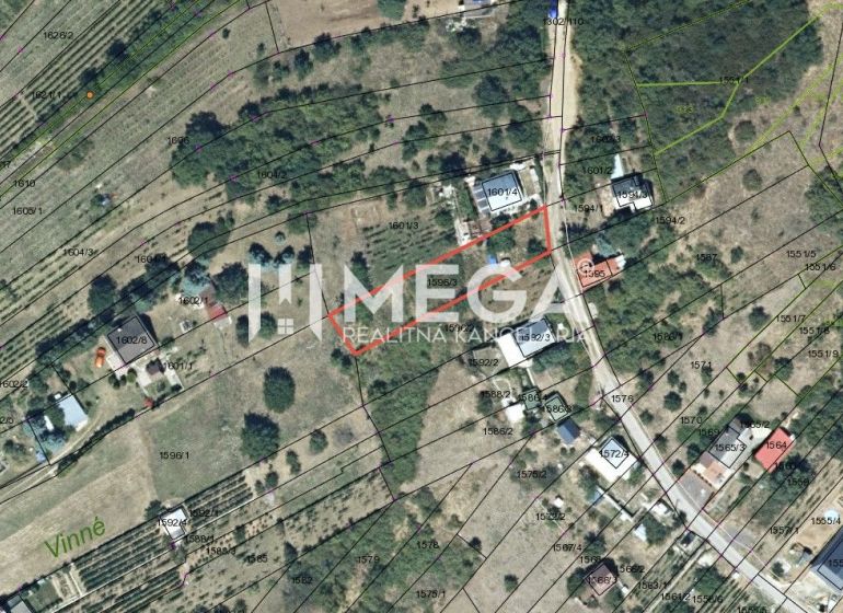 Aerial view of plots and gardens in Vinné, capturing parcel boundaries.