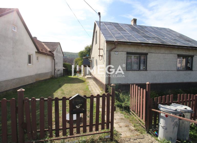 A family house in Volica on Volica Street with a garden and simple fencing.