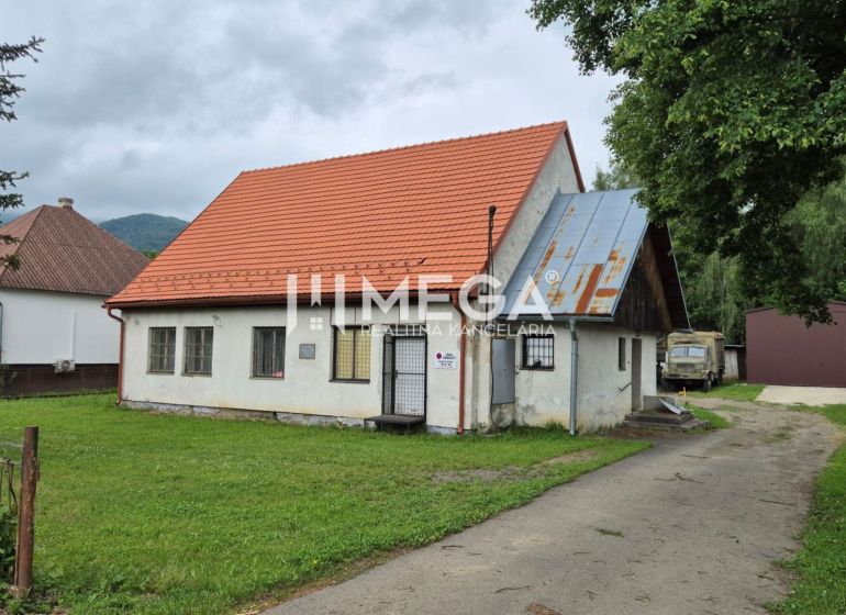 Commercial premises in Zboj with a grassy yard and an older single-story house.