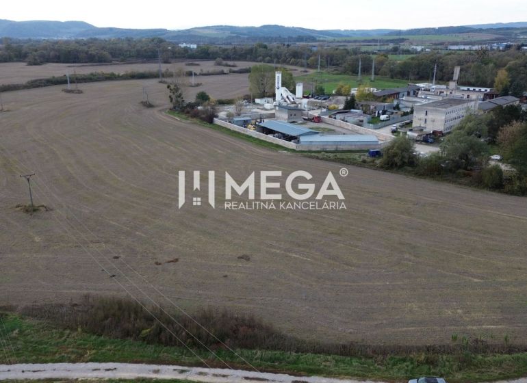 Vast fields with a building on the edge of Jasenov. Unusual properties in Jasenov.