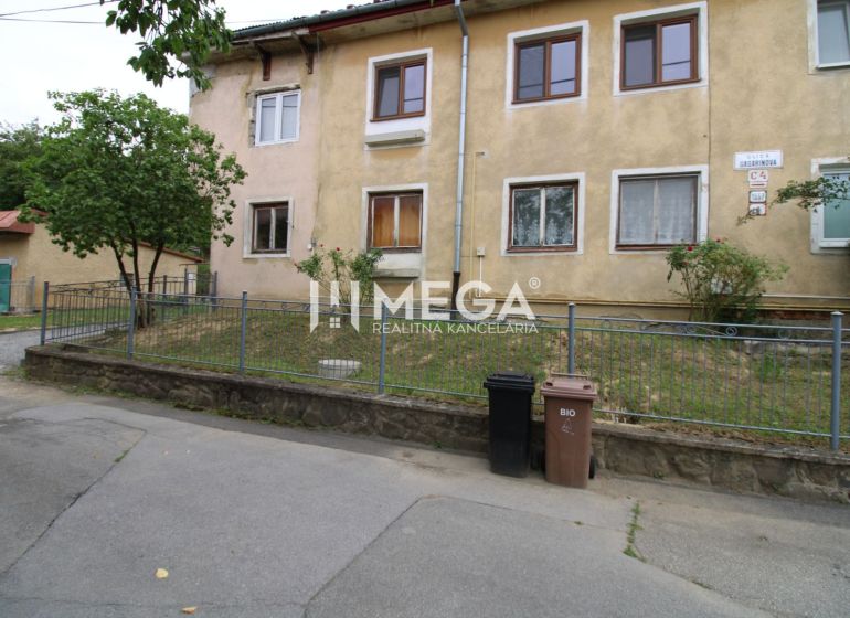 An older 5 or more room apartment on Gagarinova Street in Snina with a small front garden.