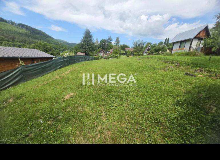 Gardens in Snina in Snina with a lawn, fencing, and a view of the mountains in the background.