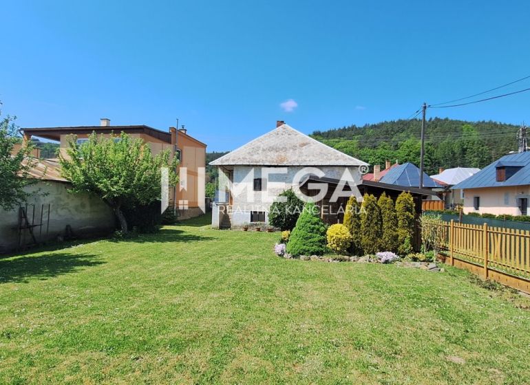 A garden at a family house in Kochanovce on Kochanovce Street with a lawn and shrubs.