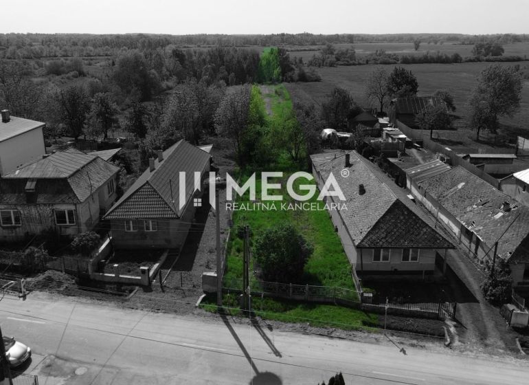 Exterior in Senné: plots - housing with greenery and access road.