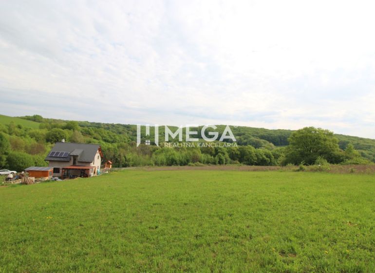 A house on a residential plot in Vyšný Kazimír, surrounded by nature and greenery.