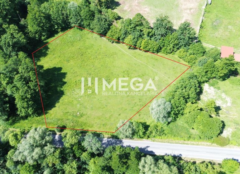 Aerial view of a residential plot in Ptičí surrounded by greenery.