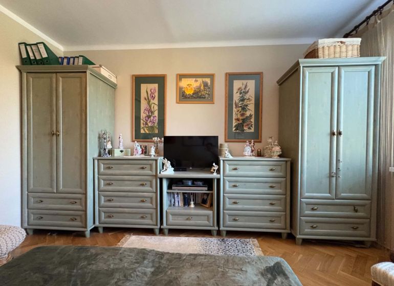 Living room with traditional furniture and decorations in a 3-room apartment.