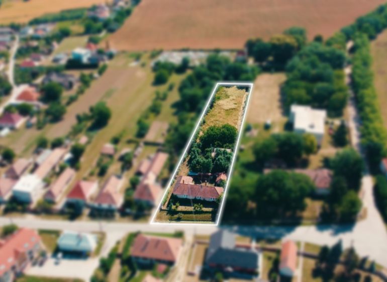 Plots - living in Čermany with a view of houses and greenery.