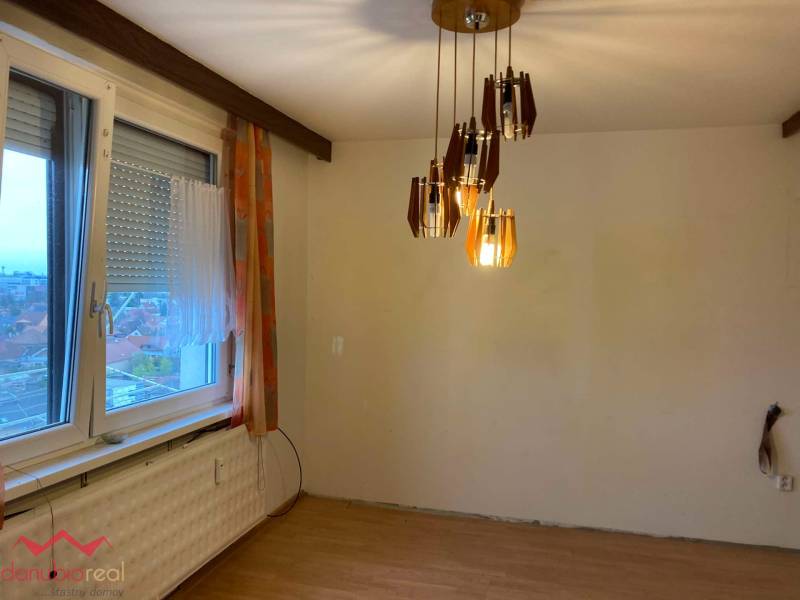 1-izbový byt, na predaj, Komárno, čiastočne prerobený, so zariadením, Danubioreal realitná kancelária, Helena Schulczová