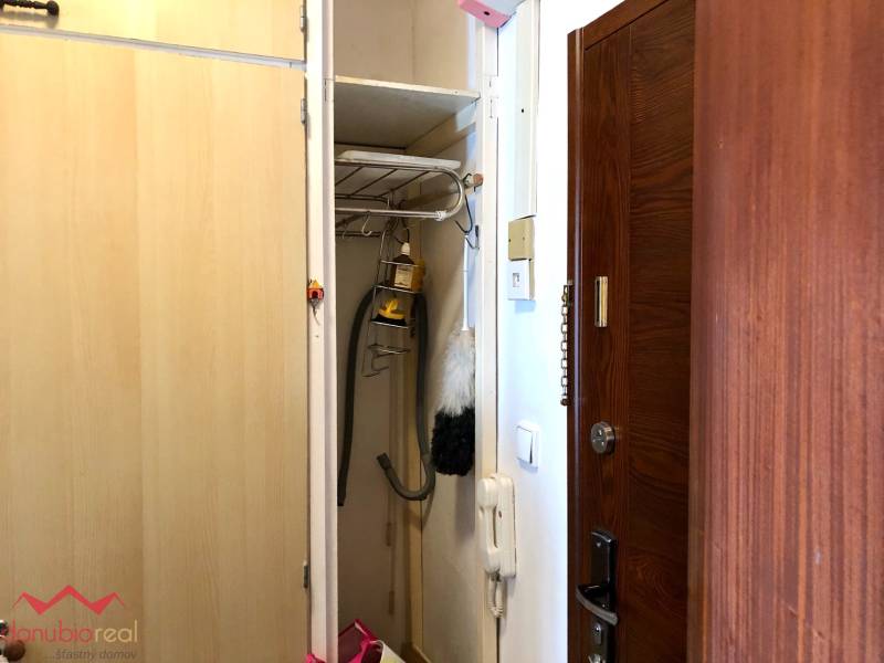 1-izbový byt, na predaj, Komárno, čiastočne prerobený, so zariadením, Danubioreal realitná kancelária, Helena Schulczová