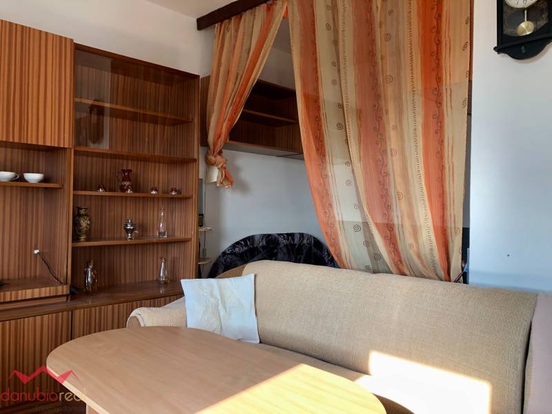 1-izbový byt, na predaj, Komárno, čiastočne prerobený, so zariadením, Danubioreal realitná kancelária, Helena Schulczová