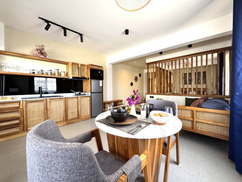 Studio-apartment-dinning-table.JPG