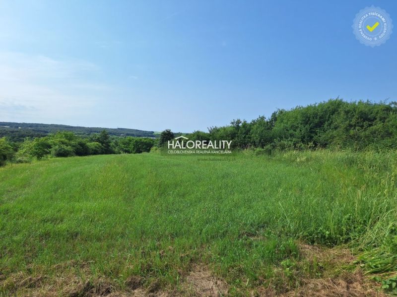 Recreational plots in Žemberovce with meadows and trees under a blue sky.