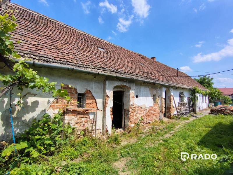 The old family house on Hlavná Street in Borský Svätý Jur needs renovation.