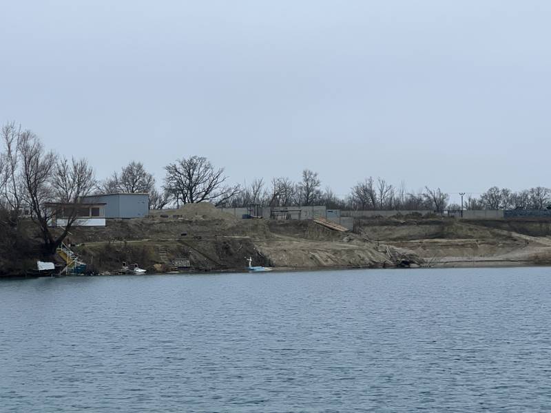Construction activity by the water in Rovinka at Lake Veľké Košariská, recreational plots.
