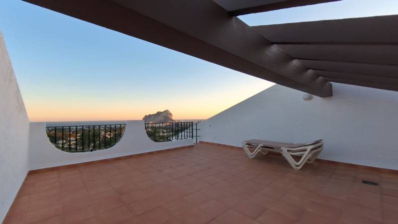 Terrace of a recreational apartment in Calpe with a view of the sea and a natural formation.