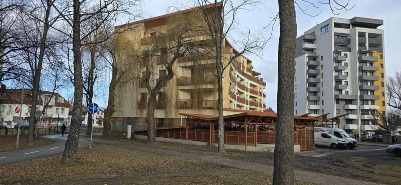 Trees and apartment buildings on Štefánikova Street in Poprad, suitable for 3-room living.