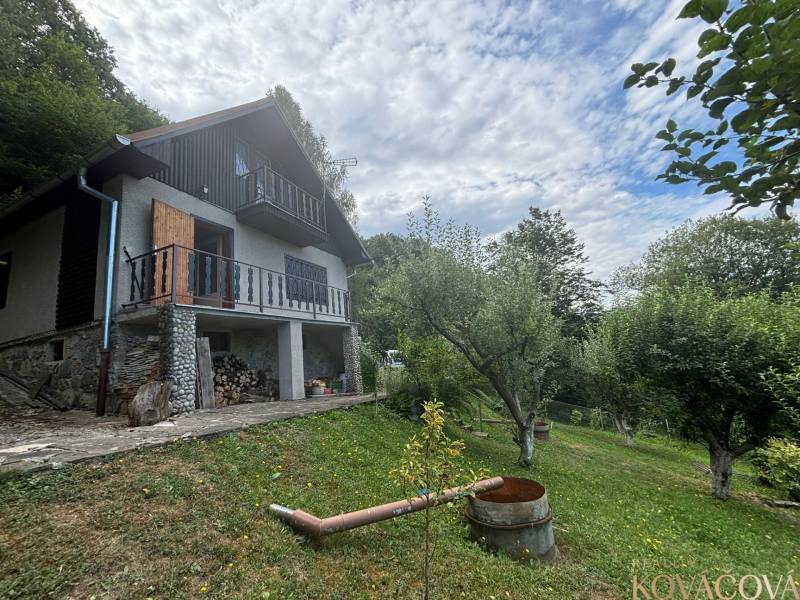 A cottage surrounded by nature and fruit trees, ideal for relaxation in the heart of the forest.