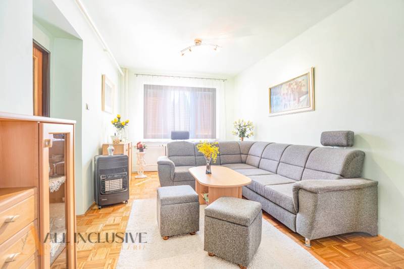 Living room in a family house with a gray sofa, coffee table, and decorations.