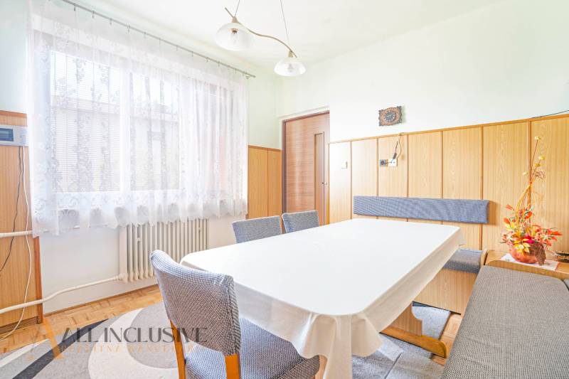 Dining area in a family house with a white tablecloth and decoration.