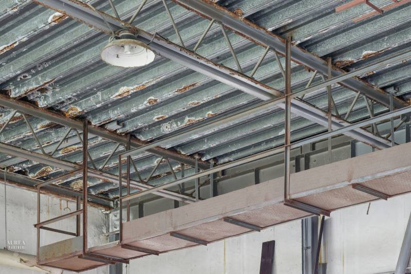 Industrial ceiling with metal construction and light, Land - housing.