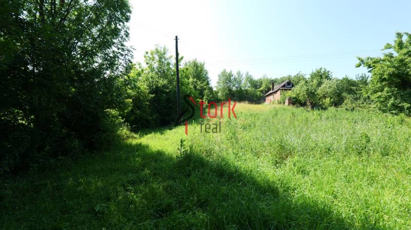 Greenery and a house surrounded by nature in Visolaje, suitable for living. Residential plots.