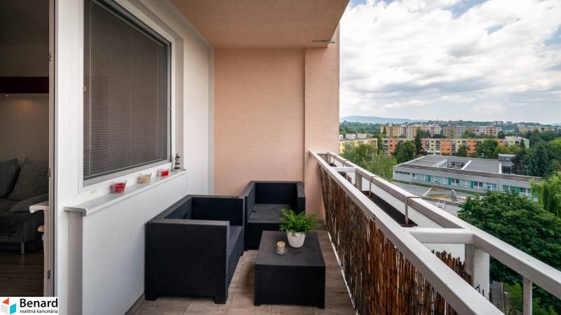 The balcony of a 3-room apartment on Prostějovská Street in Prešov with a view of the city.