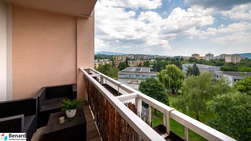 The balcony of a 3-room apartment on Prostějovská Street in Prešov with a view of nature.