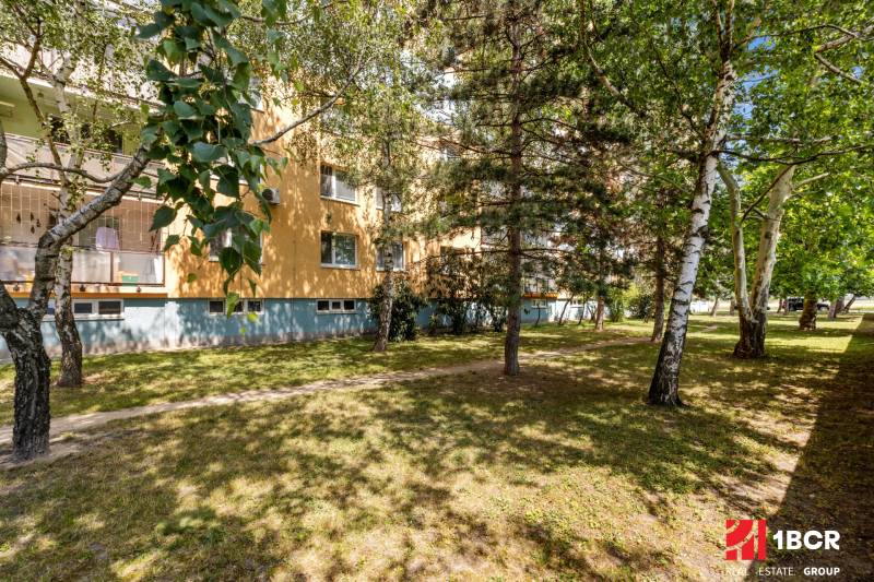 Green space and a building near a 3-room apartment, Bratislava - Rača, Na pasekách.
