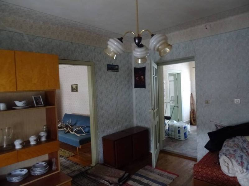 Living room in a family house with antique furniture and a hanging chandelier.