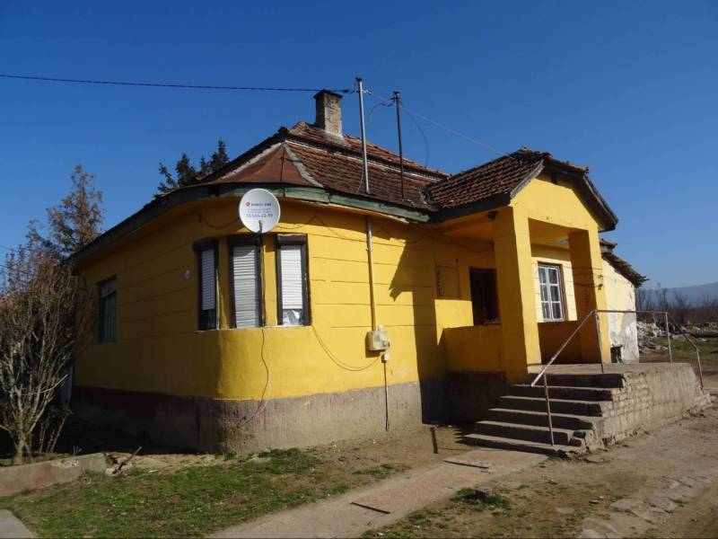 Yellow family house in Vilmany with a terrace and a satellite dish.