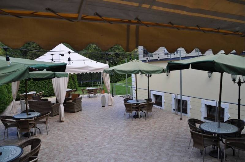 Outdoor terrace with seating in the garden of hotels and guesthouses in Košice - Sever.