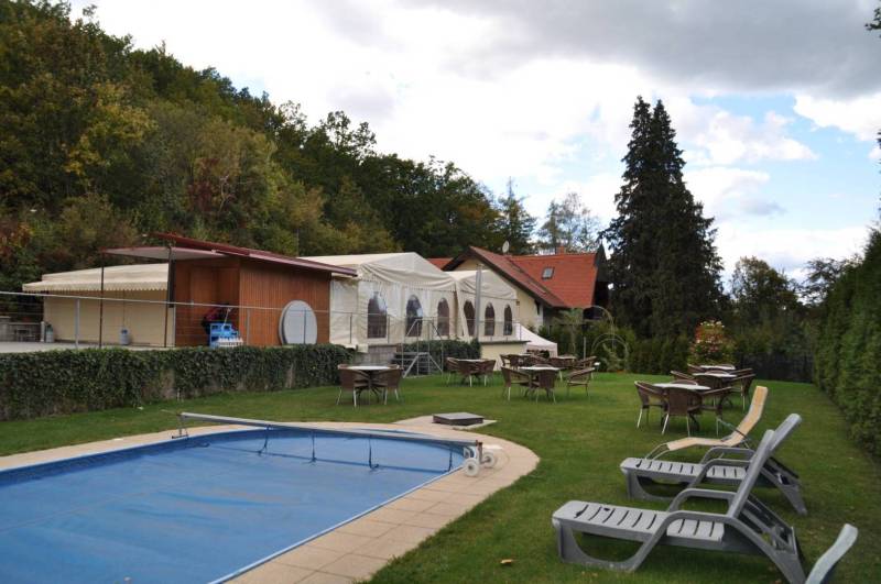 Garden area with a pool in Hotels and Guesthouses in Košice - North.