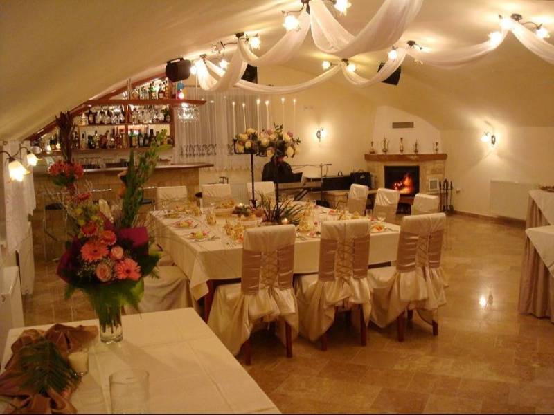 Elegantly set table in hotels and guesthouses with floral decorations.