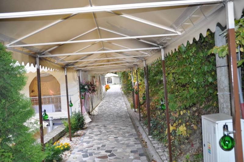 Covered walkway with flowers in the exterior of hotels and guesthouses in Košice - North.