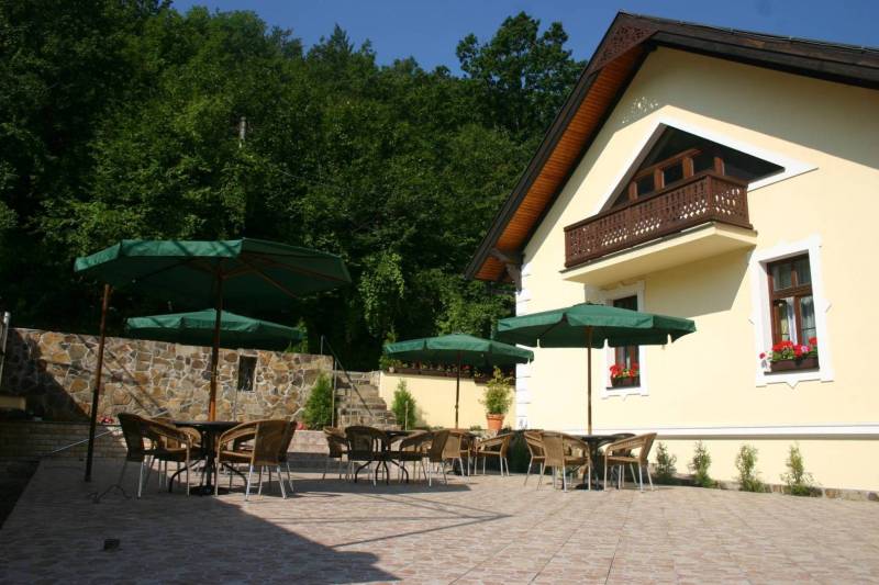 Terrace with seating under umbrellas at hotels and guesthouses in Košice - Sever.