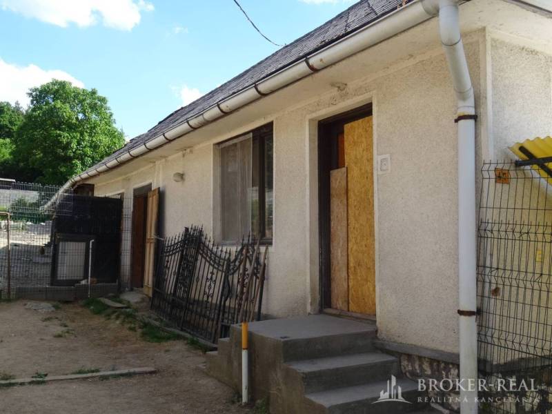 A family house in Pusztafalu with a low-maintenance yard and entry via small stairs.