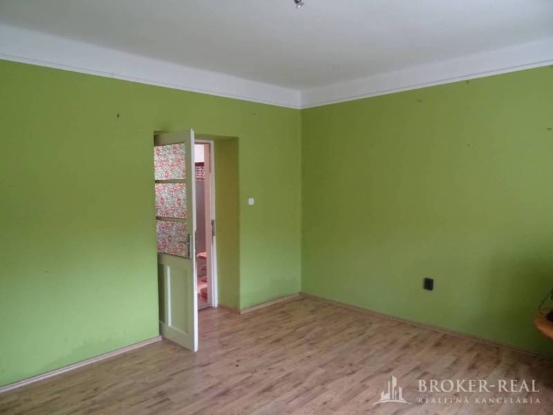 Green room with parquet flooring in a family house.